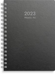 Weekly A6 svart miljökartong 2023