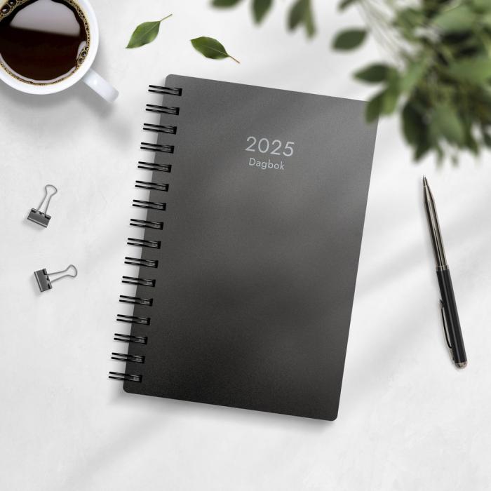 Dagbok svart plast 2025