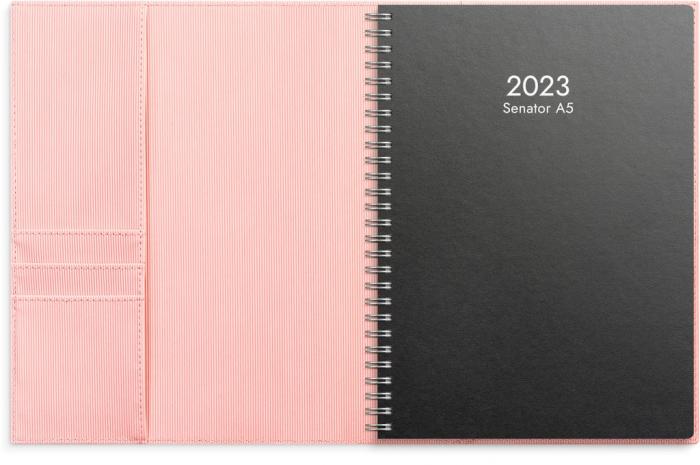 Senator A5 rosa konstlder Amelia med slejf 2024