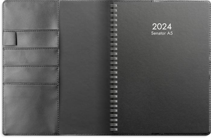 Senator A5 svart konstläder med slejf 2024