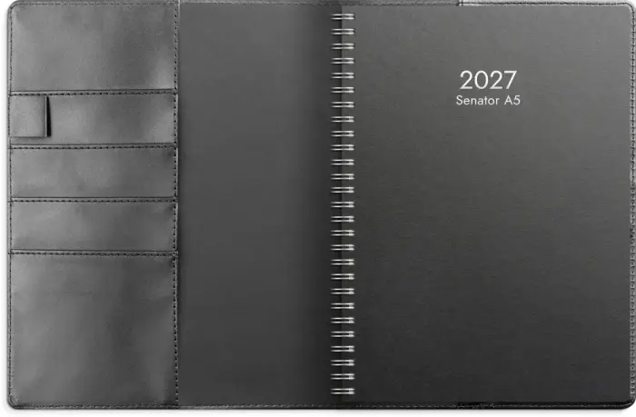 Kalender Senator A5 svart konstläder med slejf 2027