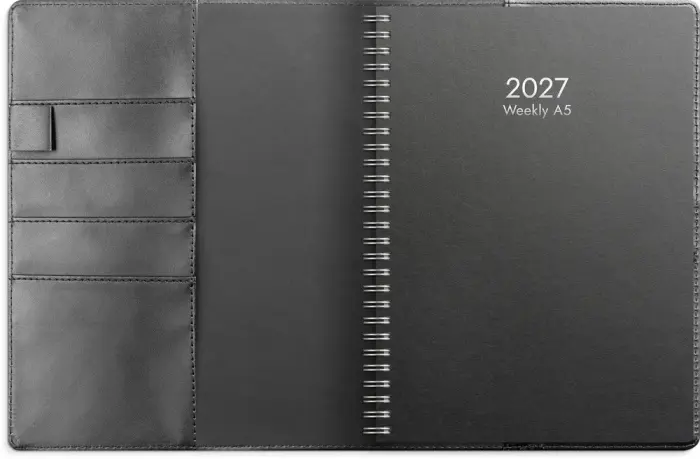 Kalender Weekly A5 svart konstläder med slejf 2027