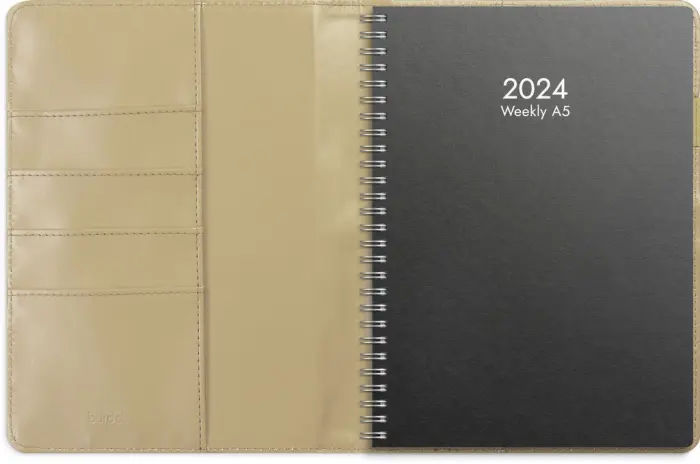 Weekly A5 beige konstläder Alba med slejf 2025