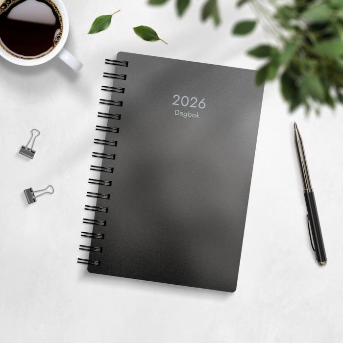 Dagbok svart plast 2026